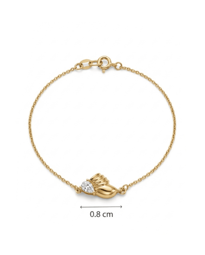 A delicate gold chain bracelet with a small gold baby boot charm holding a heart-shaped clear gemstone, shown on a white background with a 0.8 cm size indicator below.