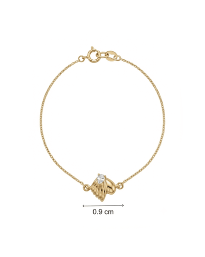 A delicate gold chain bracelet with a small gold heart-shaped charm set with a clear gemstone, shown on a white background with a '0.9 cm' width measurement indicator below.